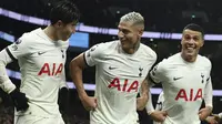 Selebrasi striker Tottenham Hotspur, Richarlison (tengah) bersama Son Heung-min (kiri) dan Pedro Porro setelah mencetak gol ketiga ke gawang Bournemouth pada laga pekan ke-20 Liga Inggris 2023/2024 di Tottenham Hotspur Stadium, London, Minggu (31/12/2023). (AP Photo/Ian Walton)