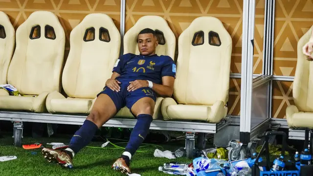 Foto: Momen Presiden Prancis Tenangkan Kylian Mbappe