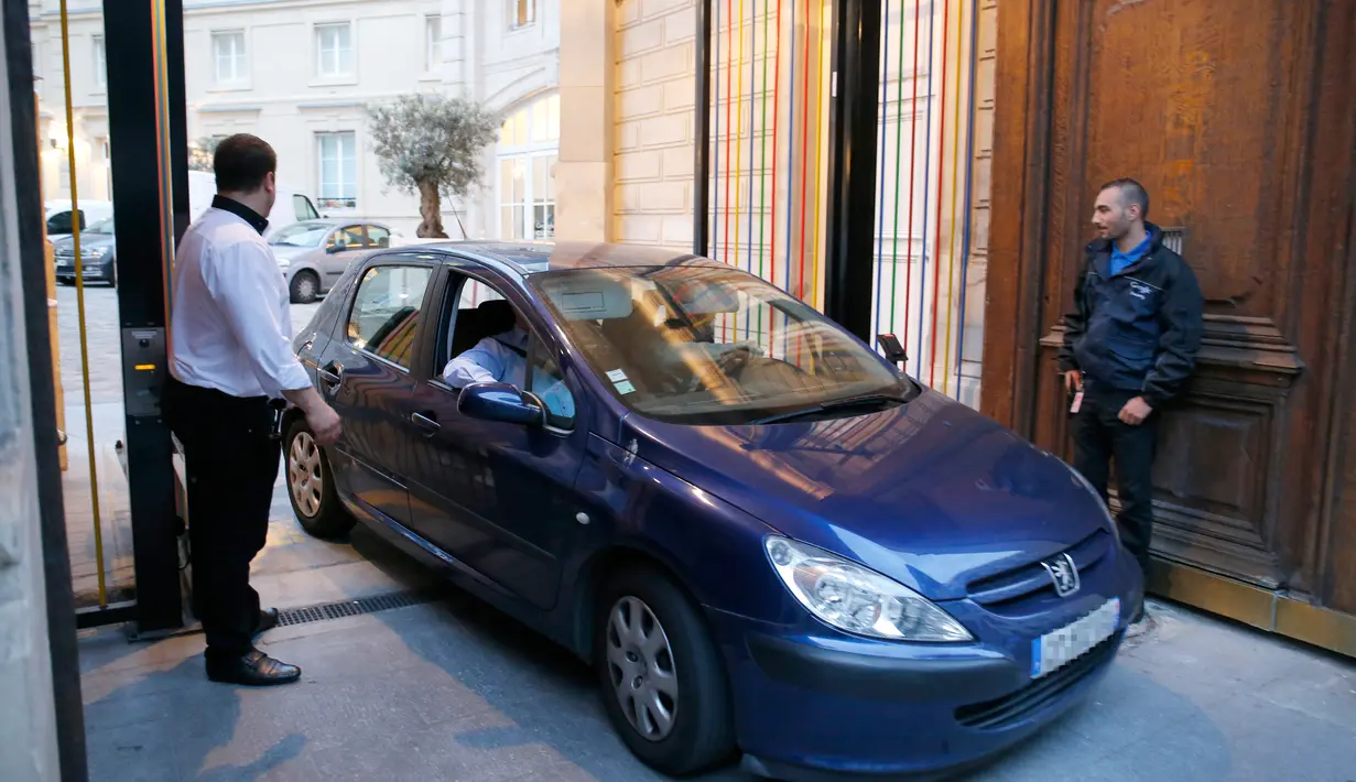 Mobil polisi keluar meninggalkan kantor Google di Paris, Prancis, Selasa (24/5). Kantor Google terpaksa berhenti beroperasi karena tim kepolisian dan penyidik pajak melakukan penggerebekan terkait penyelidikan penggelapan pajak. (MATTHIEU ALEXANDRE/AFP)