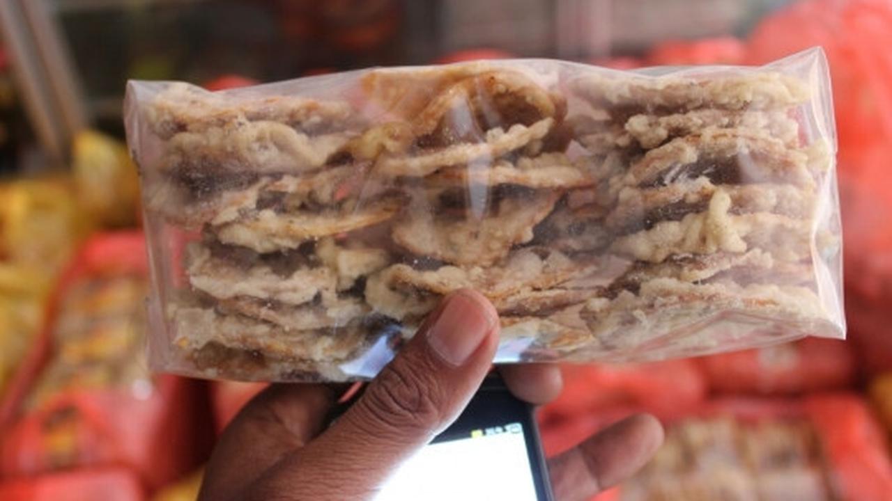 Rupiah anjlok, produsen keripik tempe khas Malang kurangi irisan