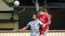 Pemain Semen Padang, Tin Martic (kanan) memenangi duel udara dengan pemain PSS Sleman, Phil Ofosu Ayeh pada laga pekan ke-3 BRI Liga 1 2024/2025 di Lapangan STIK-PTIK, Jakarta Selatan, Senin (26/8/2024). (Bola.com/Bagaskara Lazuardi)