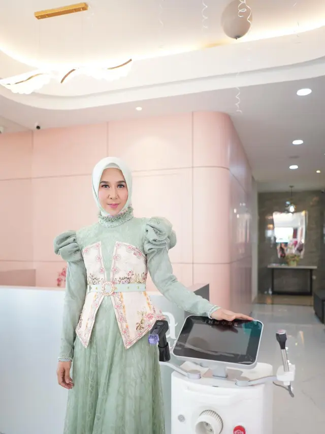 Punya Double Chin di Usia 50an, Dea Mirella Bakal Jajal Perawatan Kecantikan Andalan Artis Hollywood