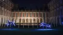 Pemandangan instalasi cahaya Palace of Light, di Hampton Court Palace, London, Rabu (7/12/2022). Kehadiran instalasi ini untuk menyambut natal dengan kilauan cahaya. (AP Photo/Alberto Pezzali)