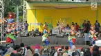 Penari menampilkan tarian denok amprok saat Lebaran Orang Depok di Sawangan, Depok, Jawa Barat, Minggu (7/7/2019). Lebaran Orang Depok baru pertama kali diadakan acara tersebut untuk melestarrikan budaya dan sebagai ajang silaturahmi warga Depok.