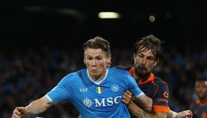 Gelandang Napoli, Scott McTominay, berusaha menguasai bola dalam pertandingan Serie A&nbsp;melawan Inter Milan di Naples, Italia, Sabtu, 25 Oktober 2025. (Alessandro Garofalo/LaPresse via AP)