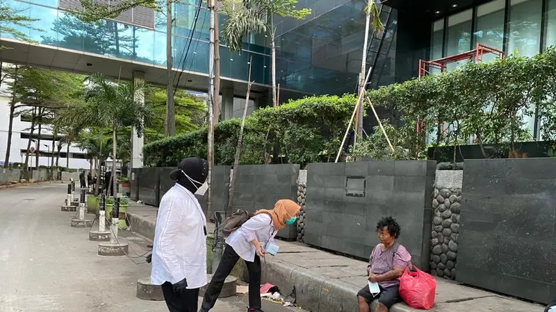 Menteri Sosial Tri Rismaharini atau Risma menyapa tunawisma di Jalan Sudirman, Jakarta Pusat, sebelum bekerja