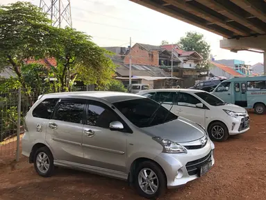 Kendaraan parkir di kolong jalan tol Becakayu di kawasan Cipinang Muara, Jakarta Timur, Jumat (13/3/2020). Minimnya lahan parkir membuat sebagian pemilik kendaraan tetap memarkirkan kendaraannya di kolong tol tersebut, meskipun telah terpampang larangan parkir. (Liputan6.com/Immanuel Antonius)