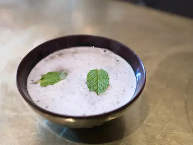 Semangkuk kava disajikan di Kedai Brooklyn Kava, New York, Amerika Serikat, Kamis (18/1). Kava sudah menjadi andalan di Pasifik Selatan selama ribuan tahun. (DON EMMERT/AFP)