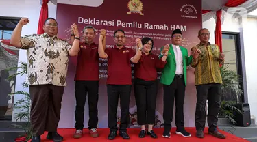 Ketua Komisi Pemilihan Umum (KPU) Hasyim Asyari (kanan) bersama Ketua Badan Pengawas Pemilu (Bawaslu) Rahmat Bagja (kiri), Ketua Umum PPP Mardiono (kedua kanan) dan Ketua Komnas HAM Atnie Nova Sigiro (ketiga kanan) serta pimpinan lain berfoto bersama usai melakukan penandatanganan Deklarasi Pemilu Ramah HAM di Kantor Komnas HAM, Jakarta, Minggu (11/6/2023). (Liputan6.com/Faizal Fanani)