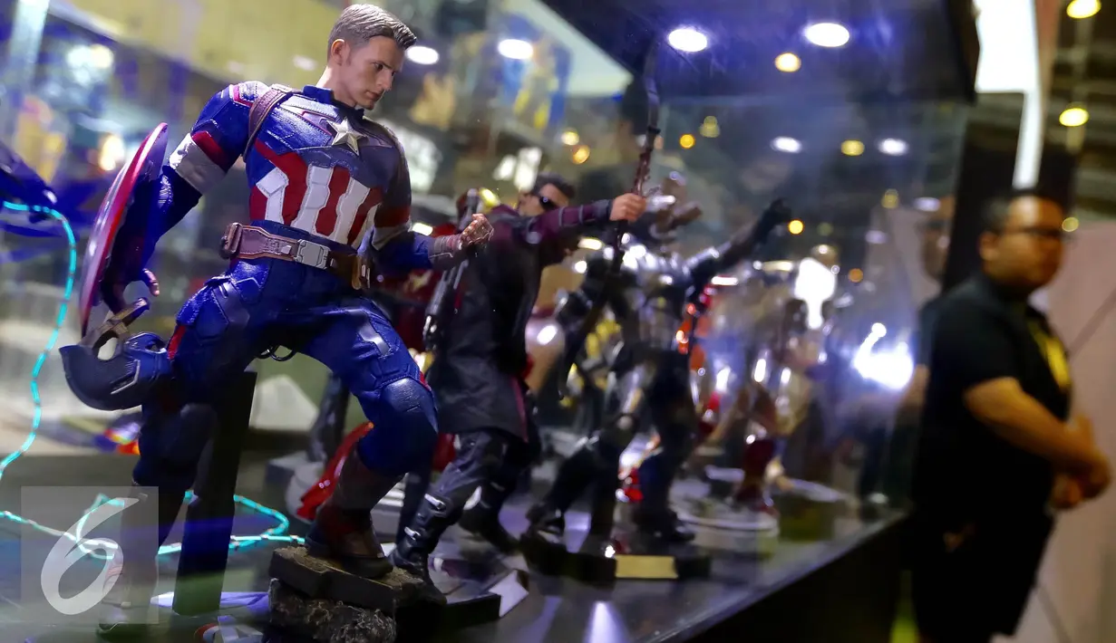 Miniatur super hero Captain America dipajang saat pameran Indonesia Comic Con di JCC, Jakarta, Sabtu (14/11). Pameran mainan dan comic ini berlangsung dari tanggal 14-15 November 2015. (Liputan6.com/Fery Pradolo)