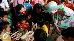Ratu Denmark Margrethe II bermain lego dengan sejumlah anak di RPTRA Kenanga di Cideng, Jakarta, Kamis (22/10/2015). Kunjungan sekaligus menyumbangkan permainan Lego bagi sejumlah anak-anak di RPTRA. (Liputan6.com/Yoppy Renato)