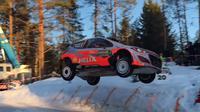 Mobil Hyundai i20 WRC milik Thierry Neuville menjadi juara dalam kompetisi jumping Colin Crest (Foto: carcrushing.com)