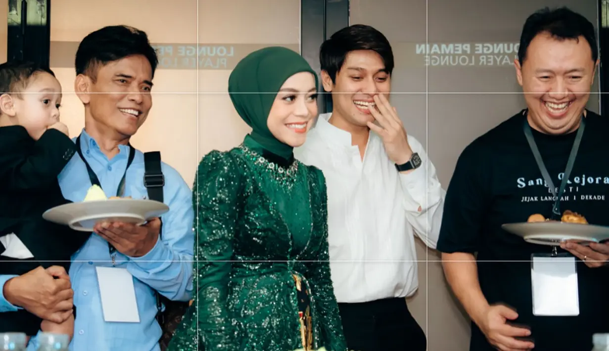 Ini adalah potret di balik layar Lesti Kejora sebelum konser tunggal pertama kalinya digelar. Tak hanya sekadar doa bersama, di momen ini juga ada agenda potong tumpeng bersama. Meski diselimuti kebahagiaan, namun wajah tegang Lesti Kejora dan keluarga tak bisa disembunyikan karena konser ‘Sang Kejora’ ini merupakan konser pertama pedangdut berusia 25 tahun itu. (Liputan6.com/IG/@lestikejora)