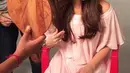 Sesi pemotretan pun sepertinya juga tetap berlangsung meski sedang hamil, di foto ini Kareena terlihat sedang ditata rambut panjangnya dengan mengenakan baju berwarna baby pink. (Instagram/kareenabebo)