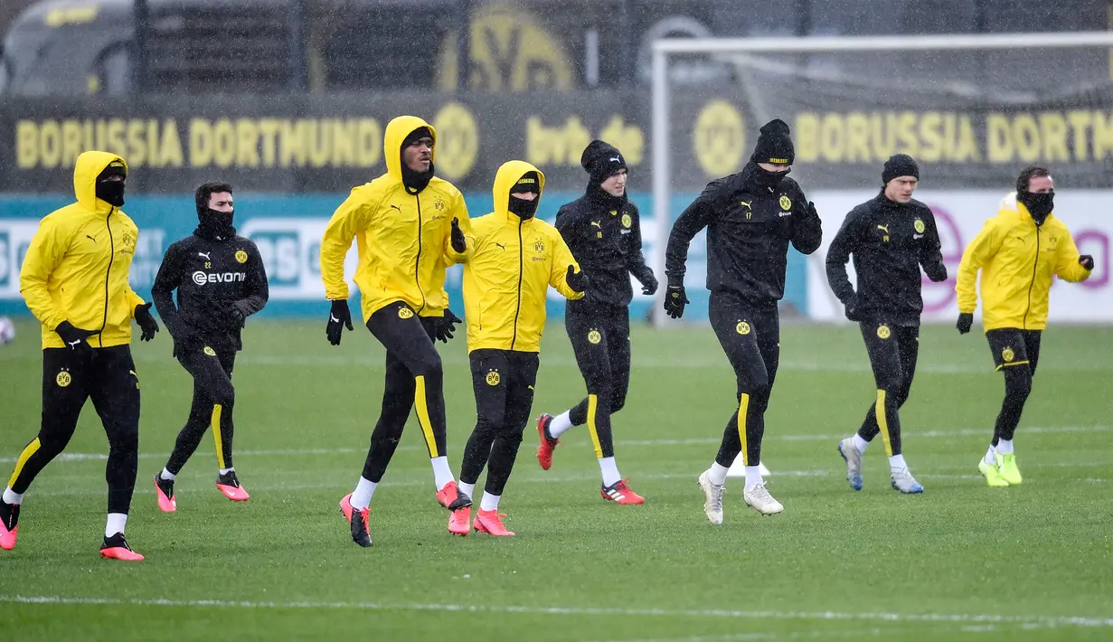 Para pemain Borussia Dortmund berlatih jelang menghadapi Paris Saint-Germain (PSG) pada leg pertama babak 16 Besar Liga Champions di Dortmund, Jerman, Senin (17/2/2020). Dortmund akan menjamu PSG di Signal Iduna Park pada Rabu (19/2/2020) dini hari WIB. (AP Photo/Martin Meissner)