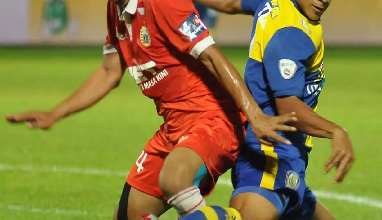 Bek kanan Persija Jakarta Ismed Sofyan dan striker Arema Cronus Samsul Arif berduel memperebutkan bola. (Liga Indonesia) 