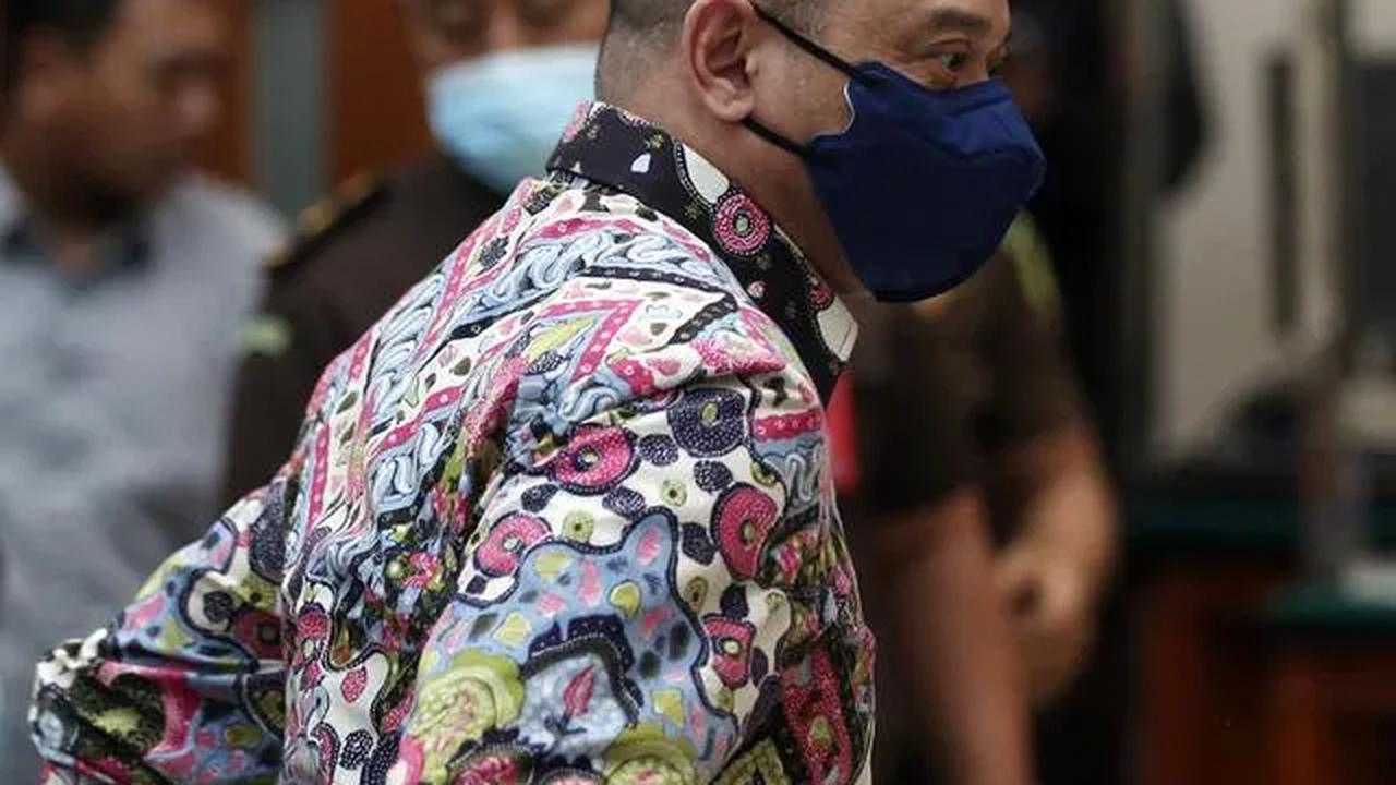 Kemudian, bahwa atas adanya perbuatan yang dilakukan Teddy Minahasa tersebut telah menjadi pemberitaan maupun opini negatif terhadap Institusi Polri di media nasional baik cetak maupun elektronik.