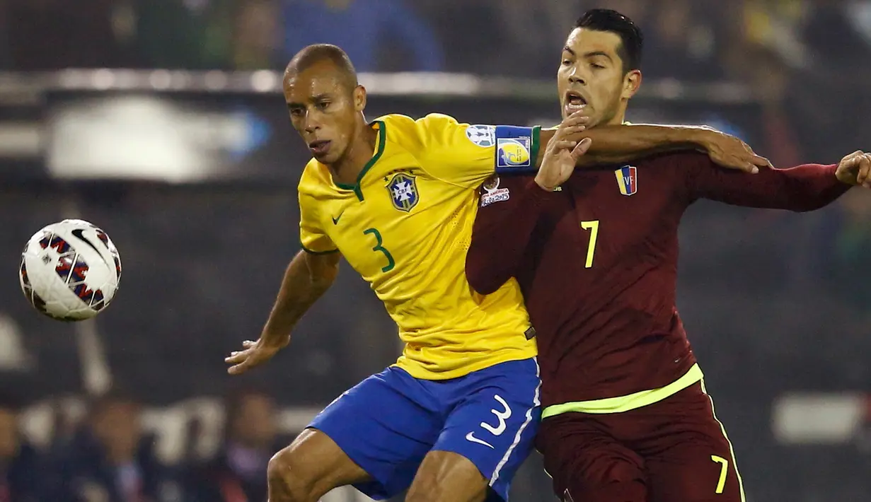 Penyerang Venezuela, Miku berusaha mengejar bola dari kejaran bek Brasil, Miranda saat pertandingan Copa Amerika 2015 di Stadion Monumental David Arellano, Santiago, Chili, (22/6/2015). Brasil menang tipis 2-1 atas Venezuela. (REUTERS/Ricardo Moraes)