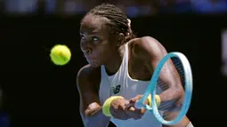 Petenis Amerika Serikat, Coco Gauff memukul bola ke arah kompatriotnya, Sofia Kenin pada hari kedua Australia Open 2025 di Melbourne, Australia, Senin (13/01/2025). (AP Photo/Asanka Brendon Ratnayake)