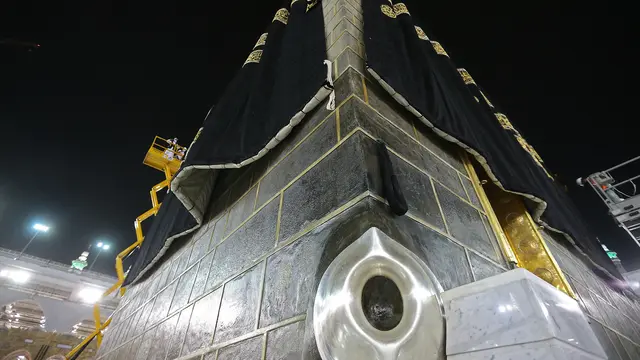 Melihat Proses Pergantian Kiswah Kabah