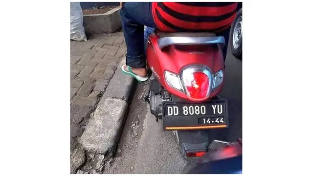 Tulisan Lucu di Plat Motor Ini Bikin Senyum-senyum