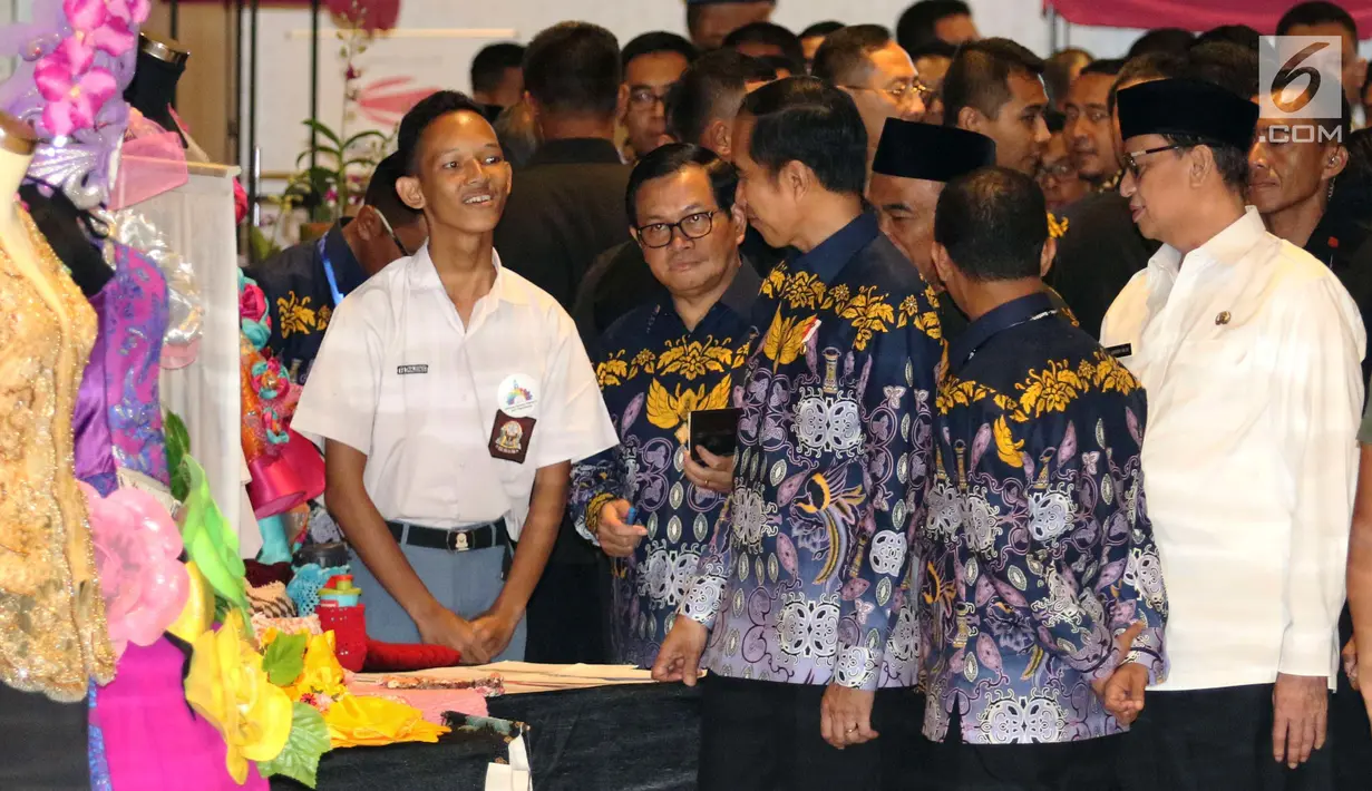 Presiden Jokowi berbincang dengan seorang siswa saat menghadiri Sidang Dewan Pleno II dan Rapimnas HIPMI di Tangerang, Rabu (7/3).  Acara ini juga turut dihadiri siswa-siswi yang menjadi bagian program 'HIPMI Goes to School'. (Liputan6.com/Angga Yuniar)