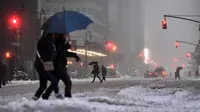 Warga berjalan di New York, yang terkena dampak badai salju, Selasa (14/3). Badai salju menghantam hampir separuh wilayah Amerika Serikat ketika sebagian besar wilayah Pantai Timur mengalami badai musim dingin paling buruk. (Jewel SAMAD/AFP)