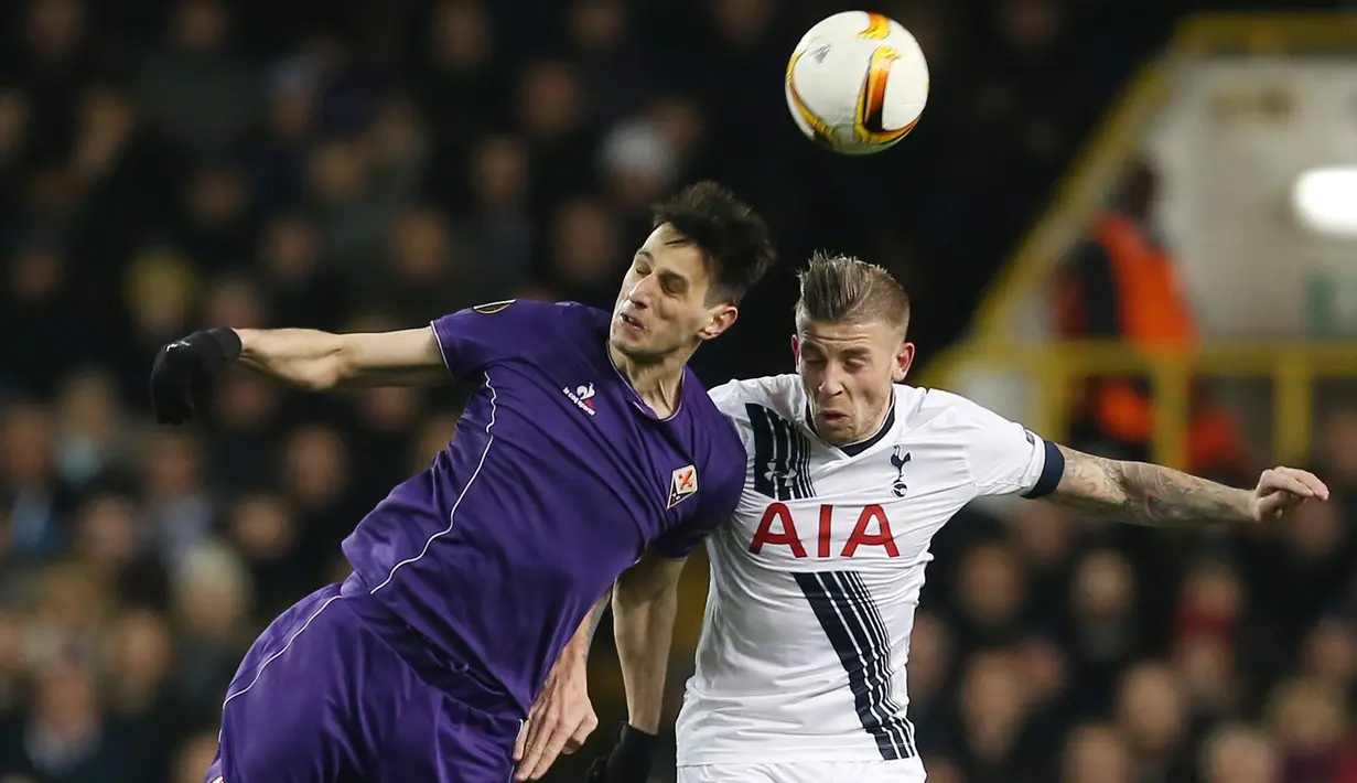 Bek Tottenham, Toby Alderweireld  (kanan) berebut bola udara dengan Nikola Kalinic di leg kedua babak 32 besar Liga Europa di White Hart Lane, London, Inggris (26/2). Tottenham menang atas Fiorentina dengan skor 3-0. (Reuters/Matius Childs)