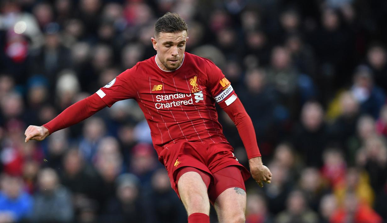 4. Jordan Henderson - Jordan Henderson memiliki mobilitas yang tinggi dan menjadi sosok kunci saat Liverpool meraih gelar Premier League musim 2019/2020. Pemain asal Inggris ini menyumbangkan 4 gol dan 5 assist dari 30 penampilannya bersama Liverpool. (AFP/Paul ELLIS)