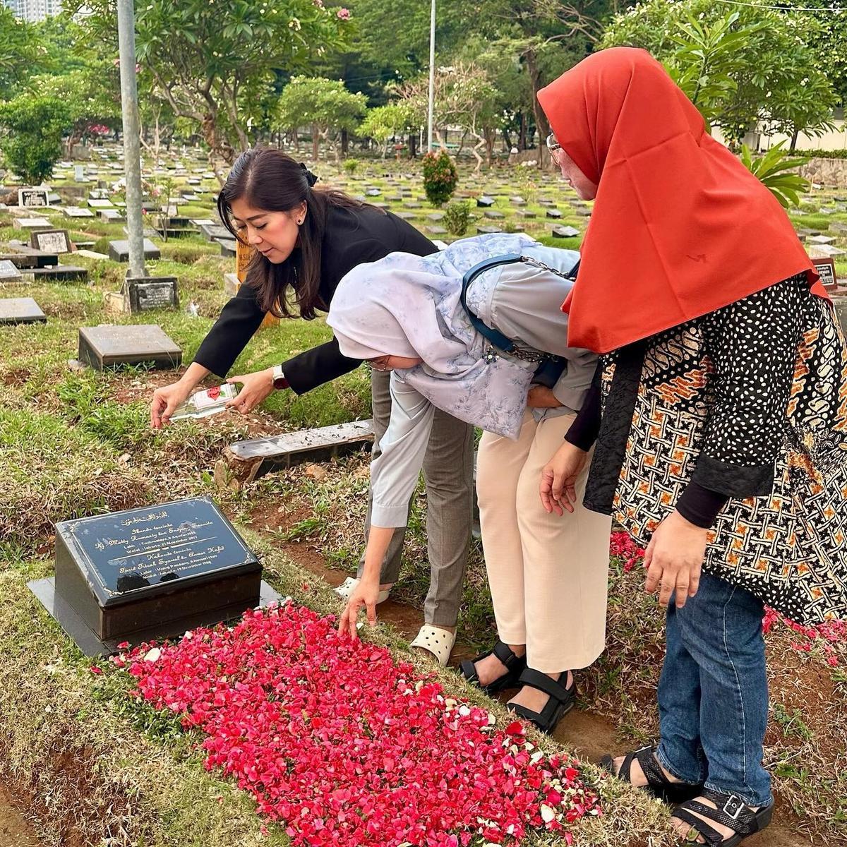 Sebelum Dilantik Jadi Menteri, Potret Meutya Hafid Ziarah Kubur Ortu 'Tetap Sehat