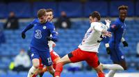 Penyerang Chelsea, Timo Werner, berusaha melepaskan diri dari penjagaan pemain Luton Town pada pertandingan putaran keempat Piala FA, Minggu (24/1/2021). (AP Photo/Ian Walton)