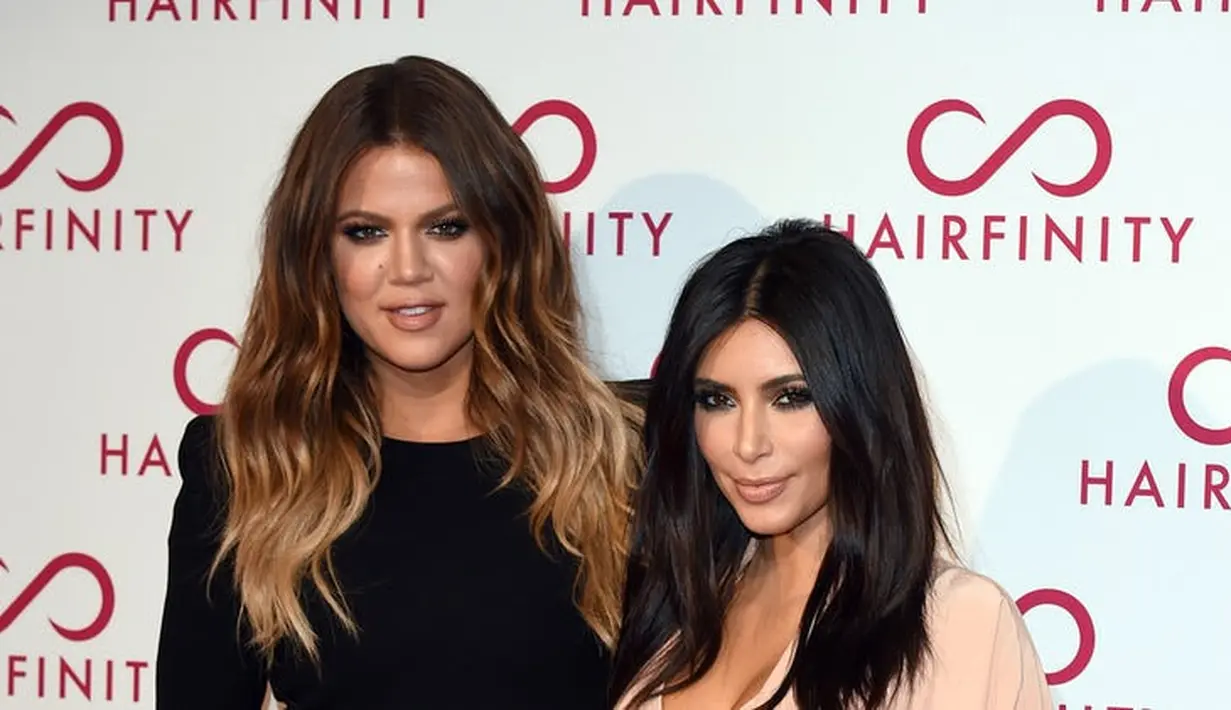 Khloe Kardashian merasa sangat terpukul karena diselingkuhi oleh Tristan Thompson. Keluarga Khloe pun ingin ia memutuskan Tristan. (In Touch Weekly)