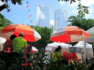 Suasana Pasar Akhir Pekan di kawasan SCBD Jakarta, Sabtu (29/10). Sekitar 170 pedagang menggelar usahanya dalam booth yang tertata rapih. (Liputan6.com/Angga Yuniar)