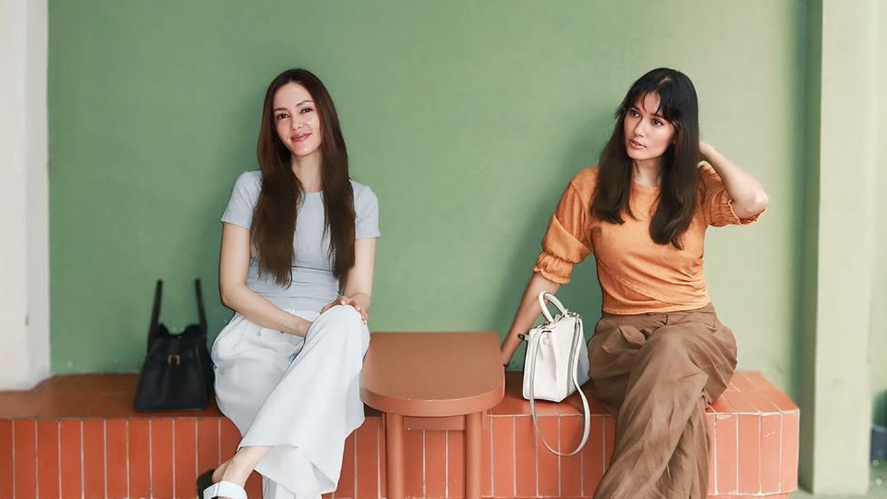 Potret Cantik Menawan Cathy Sharon dan Titi Radjo Padmaja, Beda Gaya Tapi Selalu Kompak