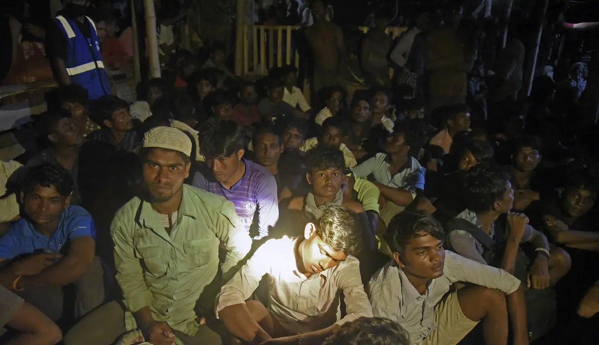 Pengungsi Rohingya beristirahat setelah perahu yang membawa mereka mendarat di Lhokseumawe, provinsi Aceh, Senin (7/9/2020). Hampir 300 Muslim Rohingya ditemukan di sebuah pantai di provinsi Aceh dan dievakuasi oleh militer, polisi dan Relawan. (AP Photo/Rahmat Mirza)