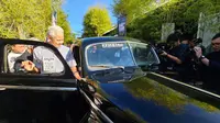 Bakal calon presiden (Bacapres) PDI Perjuangan (PDIP) Ganjar Pranowo saat menaiki mobil bersejarah milik Ibu Fatmawati. (Dok. Istimewa)