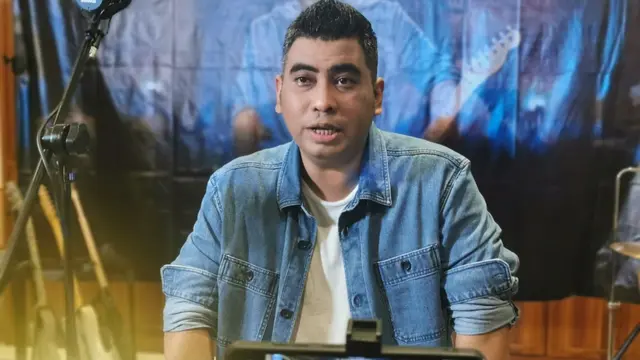 Rio Adiwardhana baru saja mengeluarkan single berjudul Kau dan Dia.