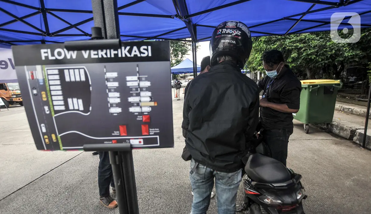 <p>Peserta mudik gratis melalui proses verifikasi di Terminal Pulo Gadung, Jakarta, Selasa (26/4/2022). Pemprov DKI Jakarta mengadakan mudik gratis bagi warga yang memiliki KTP domisili DKI Jakarta dan telah vaksin COVID-19 booster. (merdeka.com/Iqbal S. Nugroho)</p>