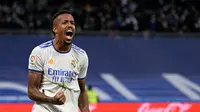 Bek Real Madrid Eder Militao merayakan golnya ke gawang Elche dalam pertandingan Liga Spanyol di Santiago Bernabeu, Minggu 23 Januari 2022. Gol Militao membuat laga berakhir 2-2. (PIERRE-PHILIPPE MARCOU / AFP)