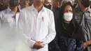 Presiden Joko Widodo bersama Ibu Negara Iriana Joko Widodo (kanan) melepas keberangkatan almarhumah Koesni Harningsih di Jalan Terusan Lembang Nomor D54, Menteng, Jakarta, Minggu (12/3/2023). Istri Kepala Staf Presiden (KSP) Moeldoko tersebut meninggal dunia di usia 63 tahun setelah menjalani perawatan di ICCU RSPAD Kartika Gatot Subroto dan rencananya akan dimakamkan di Taman Makam Pahlawan Bahagia, Tangerang Selatan. (Liputan6.com/Angga Yuniar)