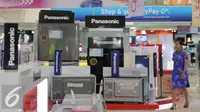 Sejumlah produk Panasonic terlihat di Elektronic City, Jakarta, Kamis (4/2). Kabar penutupan dua pabrik PT Panasonic Lighting di Jawa Timur dan Jawa Barat, tidak akan mempengaruhi bisnis penjualan Panasonic di Tanah Air. (Liputan6.com/Angga Yuniar)