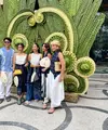 Sheila Dara, Dion Wiyoko, Happy Salma, Ayla Dimitri, dan Fita Anggriani hadir dengan tampilan kasual dan chic serba putih biru saat menghadiri acara pembukaan Birkenstock Umah Ubud. / Foto dok: Fimela.com.