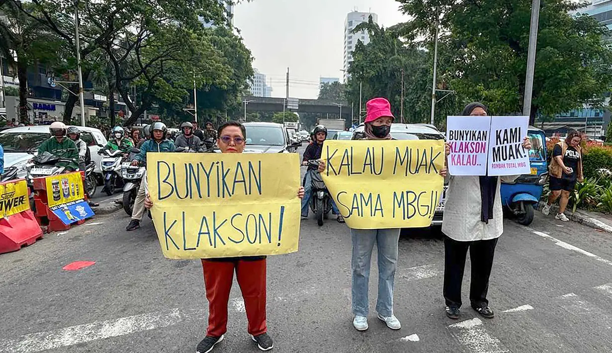 Pengunjuk rasa yang terdiri dari berbagai elemen masyarakat berunjuk rasa di sekitar kantor Badan Gizi Nasional (BGN), Jalan Kebun Sirih, Jakarta Pusat, Rabu (10/6/2026). (merdeka.com/Arie Basuki)