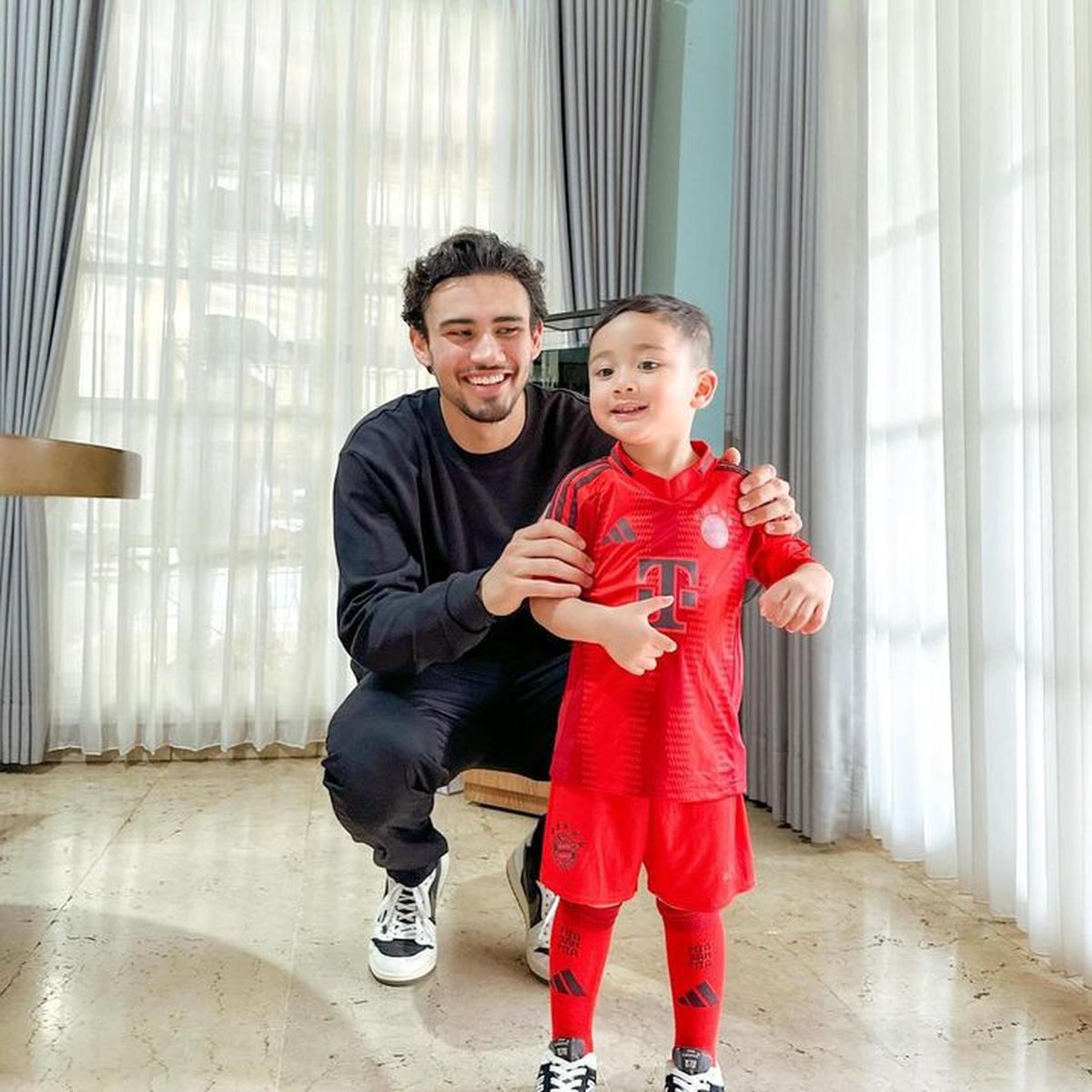 9 Potret Pemain Timnas Nathan Tjoe-A-On Datang ke Rumah Raffi Ahmad, Akrab dengan Rayyanza - Main Bola Bareng