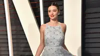 Model Miranda Kerr berpose saat hadir di Pesta Oscar Pameran Vanity dalam acara Academy Awards ke-89 di Beverly Hills, California, AS (26/2). Miranda Kerr tampil cantik dengan mengenakan gaun biru. (Pascal Le Segretain / Getty Images / AFP)