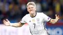 Ekspresi Bastian Schweinsteiger setelah mencetak gol kedua Jerman ke gawang Ukraina pada laga Grup C Piala Eropa 2016 di Stade Pierre-Mauroy, Senin (13/6/2016) dini hari WIB. (Action Images via Reuters/Carl Recine)