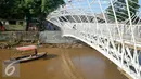 Perahu eretan yang ada sejak tahun 1965 ini harus tersingkirkan oleh pembangunan jembatan penyeberangan orang (JPO) di atas Sungai Ciliwung, Jakarta, Kamis (28/4/2016). (Liputan6.com/Yoppy Renato)