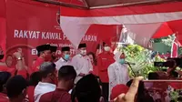 Tri Rismaharini memberikan sambutan sebelum mengantarkan pasangan Eri-Armuji mendaftar Pilkada Surabaya.(Liputan6.com/ Dian Kurniawan)