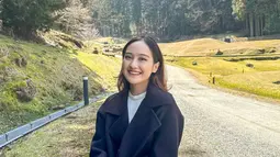 Berbeda dengan liburannya kali ini karena Salsha mengunjungi Murou Art Forest. Di sini ia bisa menyaksikan pemandangan alam yang indah berupa hutan pepohonan yang menyegarkan mata. Selain itu tempat ini pun terlihat sangat bersih dan terawat. (Liputan6.com/IG/@salshabillaadr)