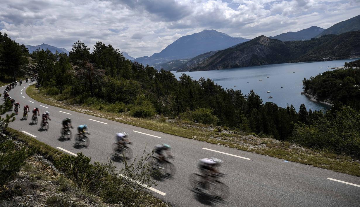 Pemandangan danau dan perbukitan yang dilintasi pebalap Tour de France pada etape ke-19 dengan jarak tempuh 222,5 km dari Embrun menuju Salon-de-Provence, Prancis, (21/7/2017). (AFP/Jeff Pachoud)